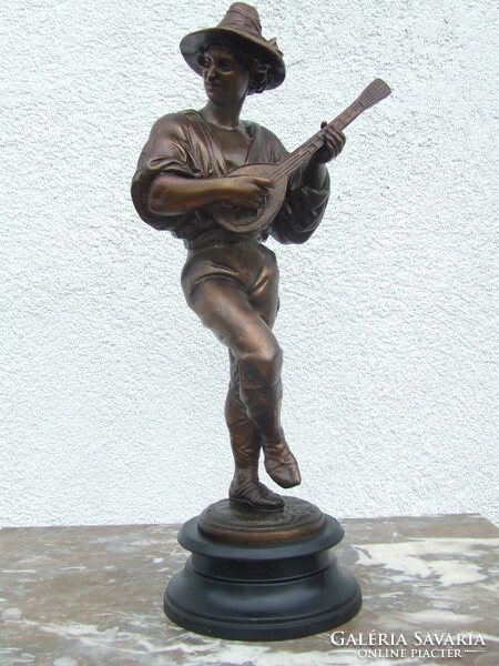Guitarist statue spaiater