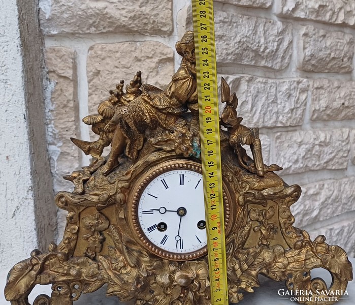 Gyönyörű  Antik felesütős kandalló óra Bronz,szoborral feles ütős aranyozott