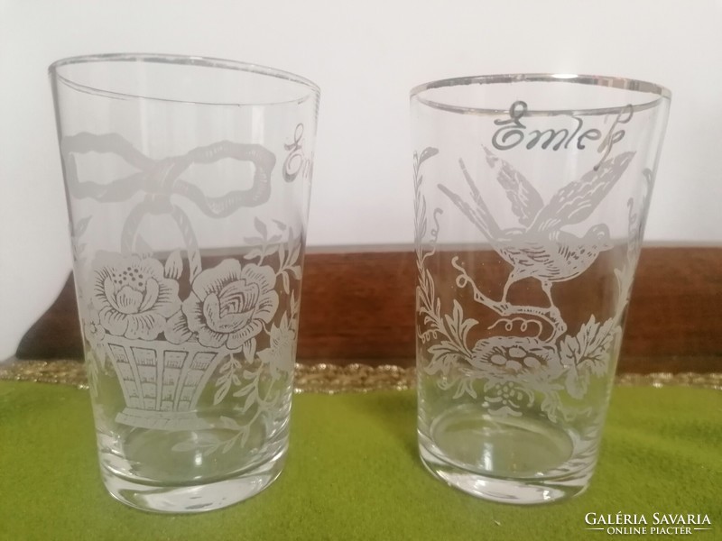 A pair of commemorative glass glasses with a bird and a flower basket