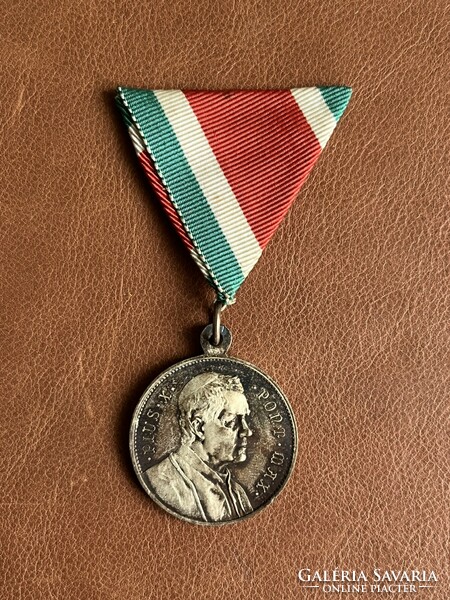 Vatikán, ~1905, X. Pius Bene Merenti kitüntetés mellszalaggal