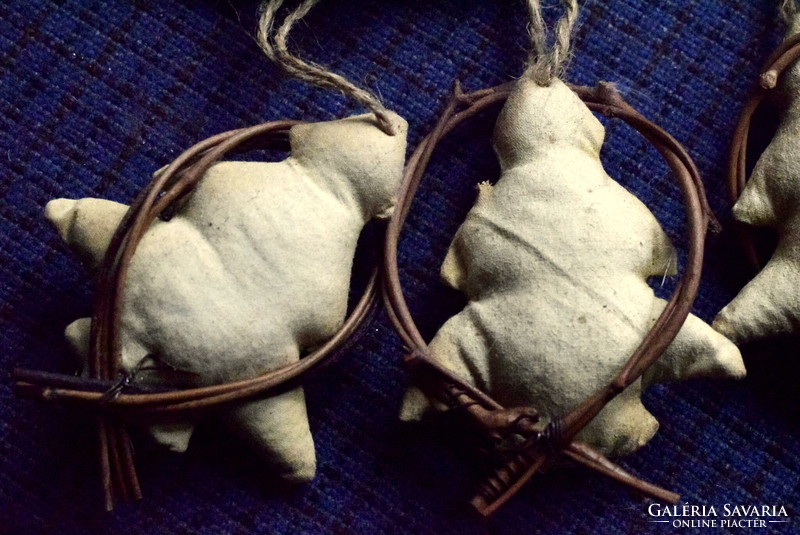 4 pieces of handmade pine Christmas tree decorations with a natural effect