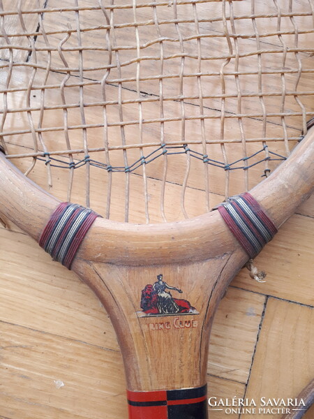 Antik teniszütő tokjával és feszítőjével