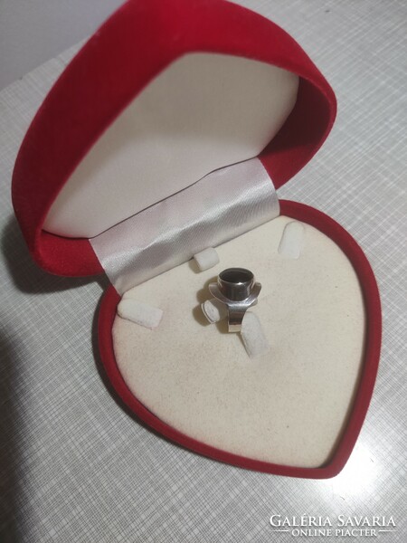 Silver ring with onyx stones in a plate setting