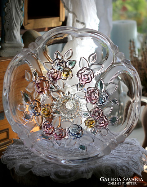 Gyönyörű öntött üveg talpas kínáló, asztalközép, színezett virágokkal és fúvott peremmel