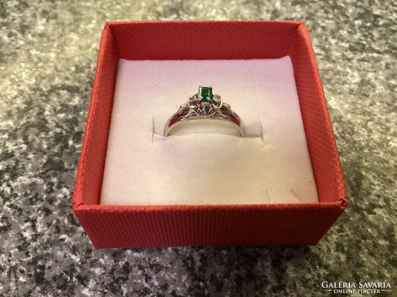 Smaragd és brill köves platina gyűrű