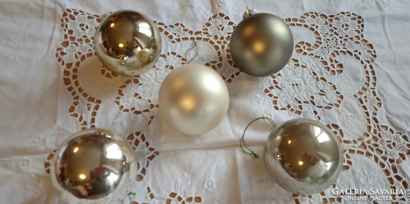 Karácsonyfadísz 5 db különböző ezüst gömbdísz üvegdísz nagy méretű