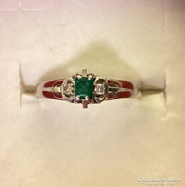 Smaragd és brill köves platina gyűrű