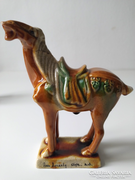 Régi kínai, három mázas (sancai) Han dinasztia stílusú harci ló szobor