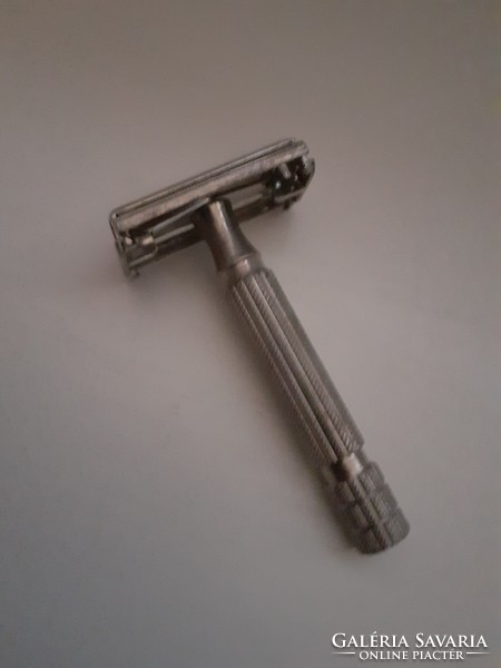 Vintage safety razor in preserved condition gilette madein egland patent peding safety razor