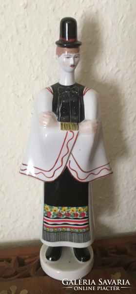 Legény népviseletben - Aquincumi kézzel festett porcelán szobor