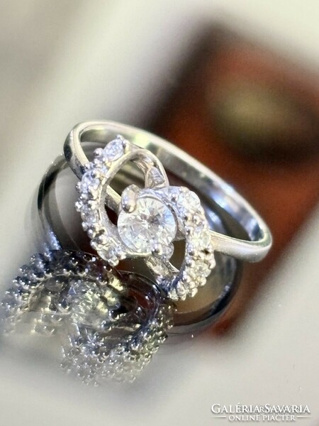 Silver ring with zirconia stones