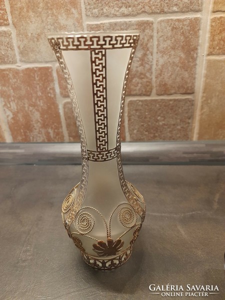 Fém virágokkal és görögös mintával díszített tejüveg váza