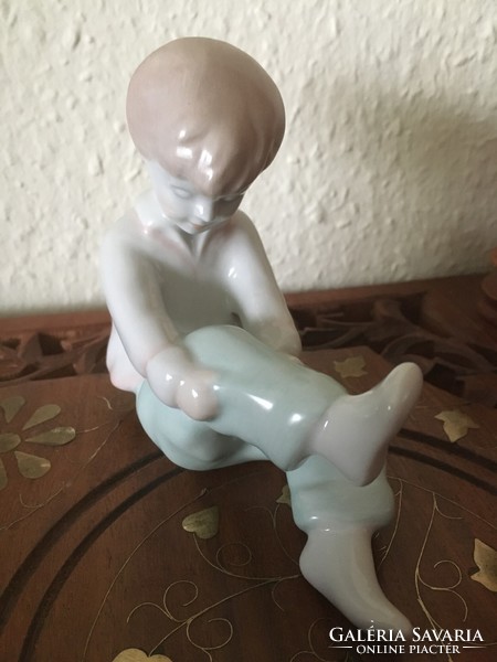Öltözködő kislány - régi aquincumi porcelán figura