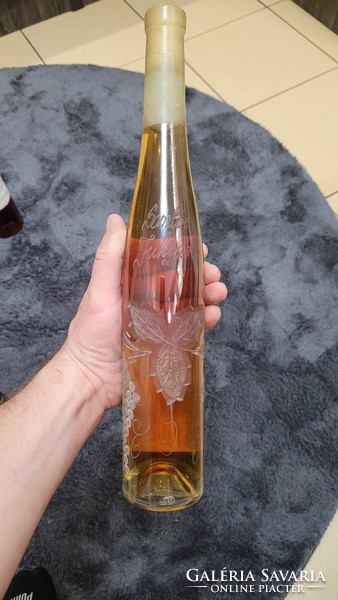 Somlói Juhfark a Nászéjszakák Bora 1998.Csiszolt üvegben fa dobozban.
