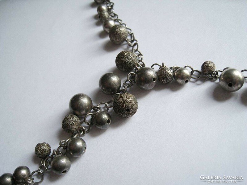 Alkalmi ezüst nyakék, hosszan lelógó ezüst gömbökkel
