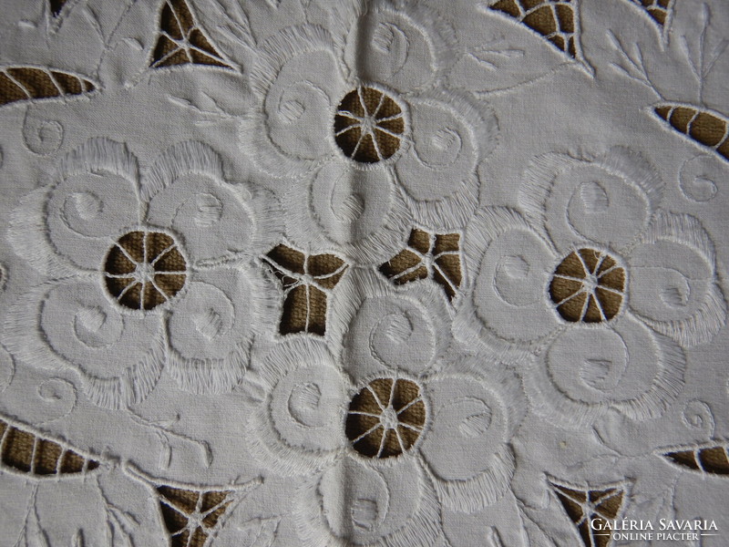 White tablecloth, table decoration; 77 cm x 39 cm