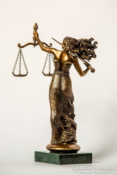 Justitia bronz szobor