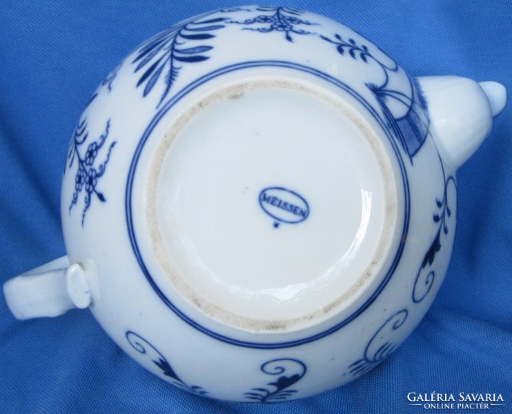 Meissen coffee and tea pot, spout, marked, rose slightly defective, 13.5 cm high at the rim