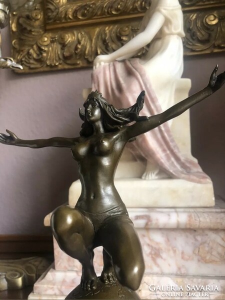 Női akt glóbusszal - bronz szobor