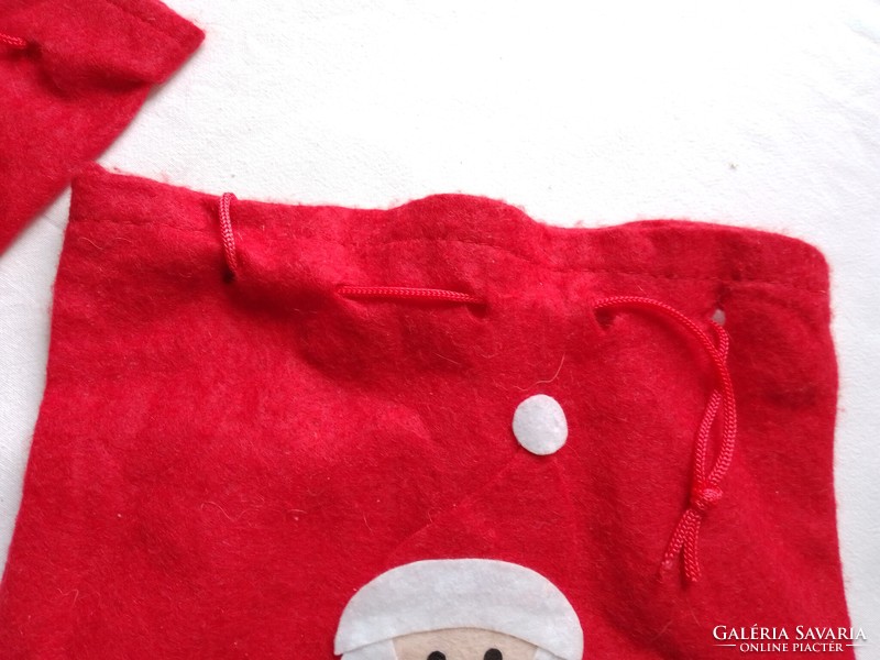Két kézzel készült textil karácsonyi ajándék zacskó piros zsák Mikulás télapó figura 24x30 cm
