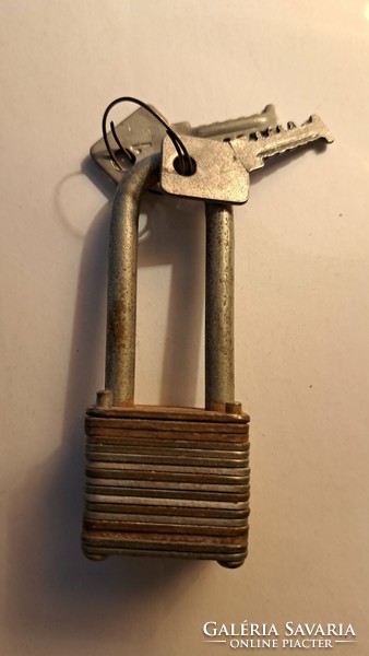 Antik lemezes lakat  2 kulccsal. Mérete: 8x3 cm.Személyes átadás Budapest XV. kerület vagy postázom.