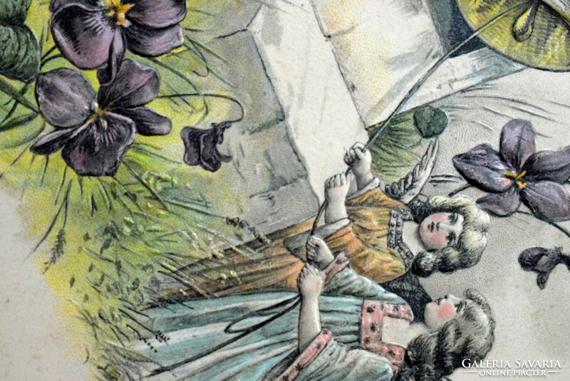 Antik dombornyomott Újévi üdvözlő képeslap - angyalkák harangoznak hatalmas ibolyák közt 1905ből