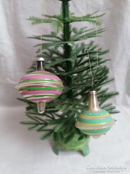 2 Christmas tree decoration snails