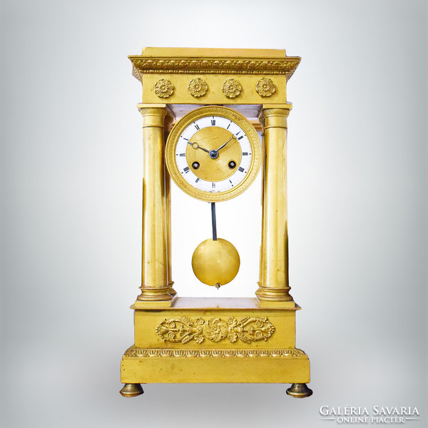 Francia négy oszlopos felesütős kandalló óra, aranyozott bronz tok - Mester óra