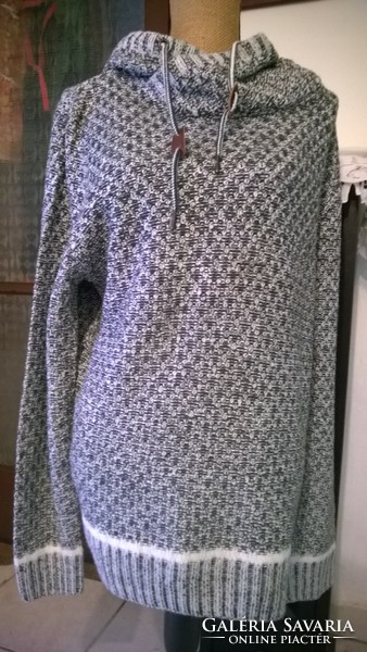 Much more hooded unisex sweater xl comfortable to wear, soft and warm piece