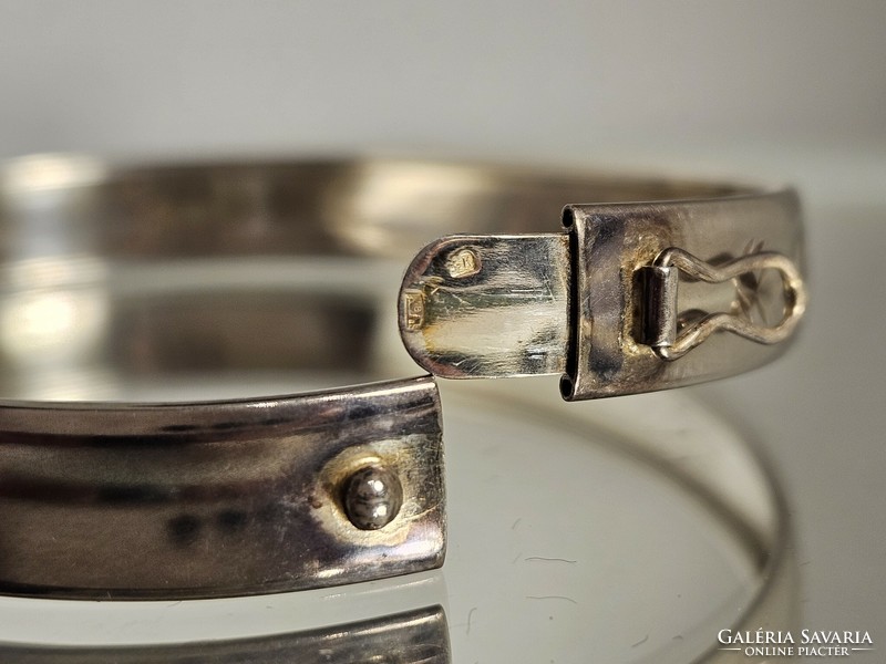 Elegant silver bracelet with an engraved pattern