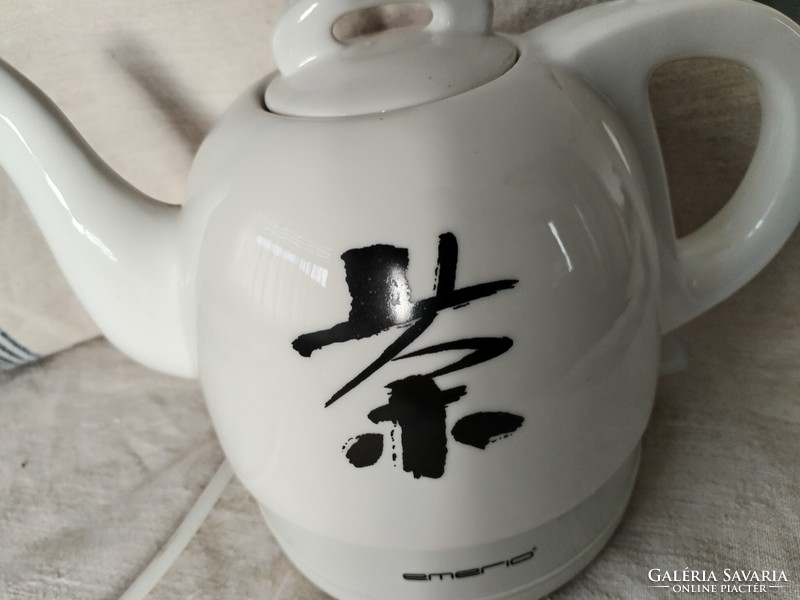 Porcelain kettle - with Asian interior