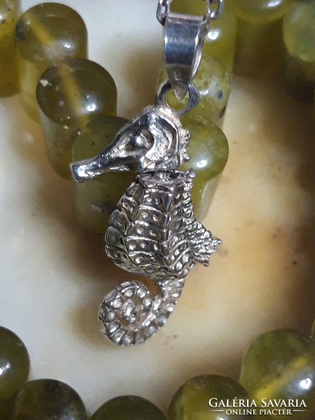 Tengeri csikó ezüst medál, szabadon forgó részekkel, 40 cm hosszú ezüst láncon