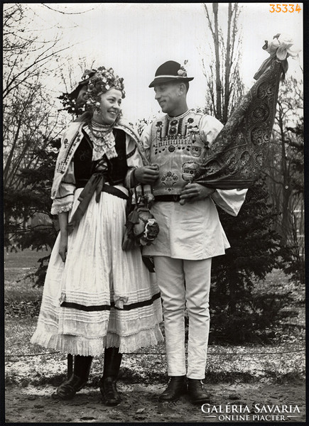 Nagyobb méret, Szendrő István fotóművészeti alkotása. Fiatal pár, csángó népviseletben, 1930-as évek
