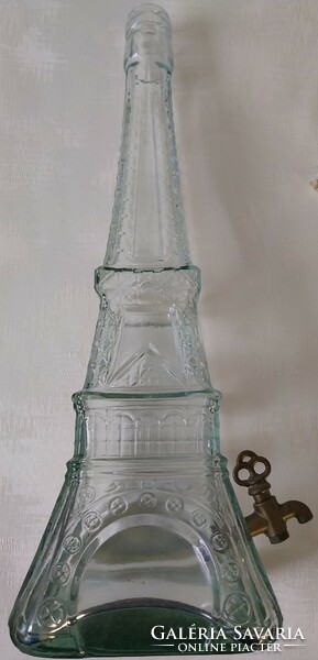 A pint glass depicting the Eiffel Tower