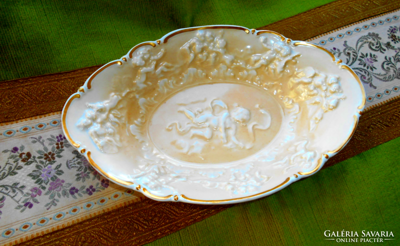 Serving bowl decorated with convex puttos.