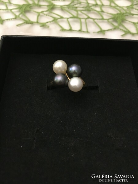 A special two-tone gold ring with pearls