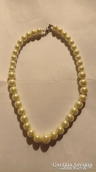 Women's necklace, vintage string of pearls, with large pearls, casual jewelry
