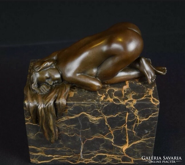 Pihenő női akt - bronz szobor