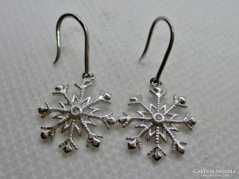 Beautiful snowflake silver earrings with diamonds