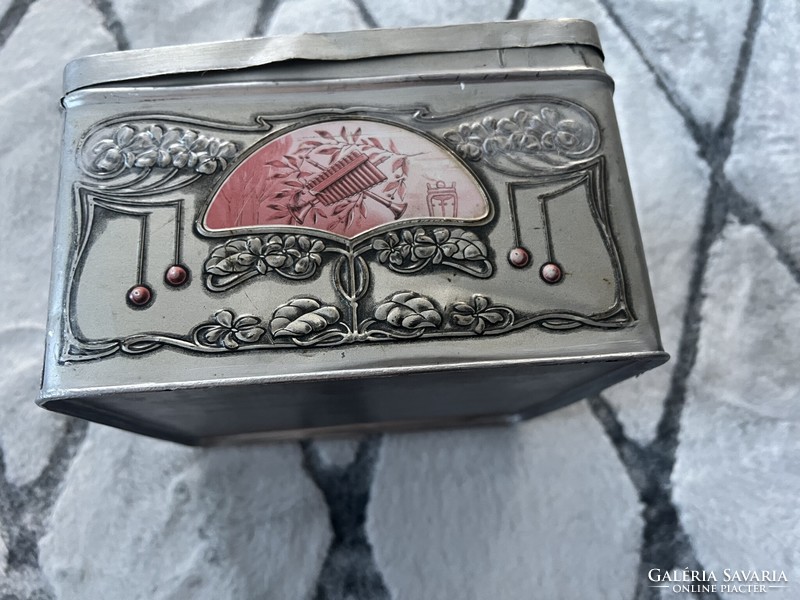 Gyönyörű szecessziós dombornyomott fém doboz női portréval ibolyával