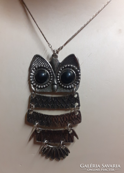 Nice condition long silver chain with a large silver moving owl pendant