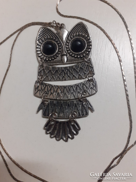 Nice condition long silver chain with a large silver moving owl pendant