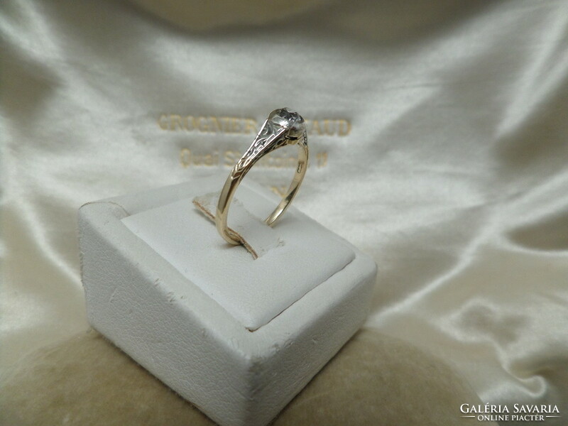 Antique gold engraved buton ring with 0.17 ct brill