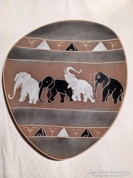 Retro ceramic wall plate with elephants