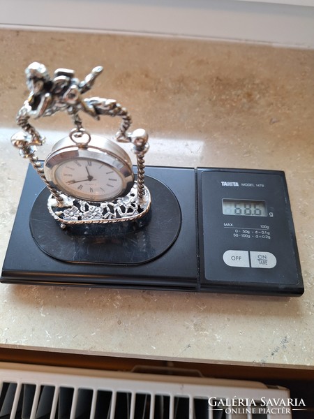 Silver decorated angel pattern table clock with quartz movement