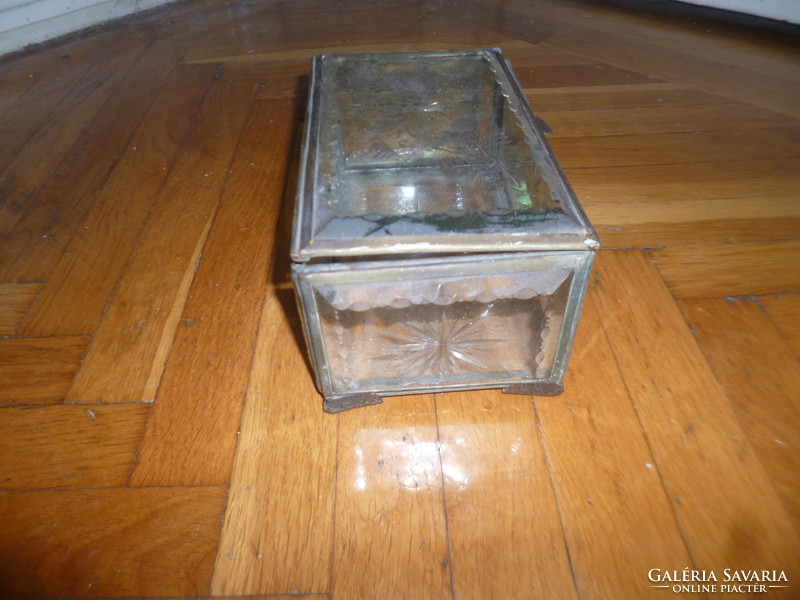 Antik díszes csiszolt üveg doboz