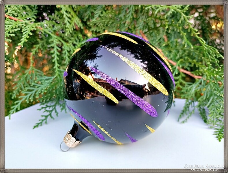 Nagyméretű, festett, fekete üveg gömb karácsonyfadísz