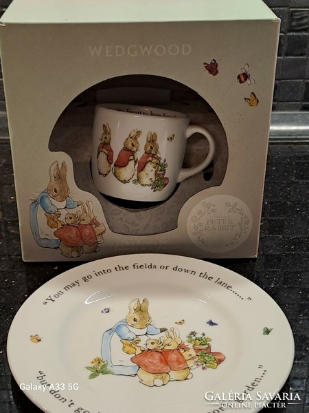 Wedgwood Peter Rabbit English children's porcelain plate and mug about the adventures of Peter Rabbit bunny set