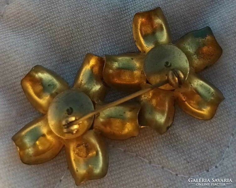 Aranyozott gyöngybetétes kövekkel kirakott bross - kitűző