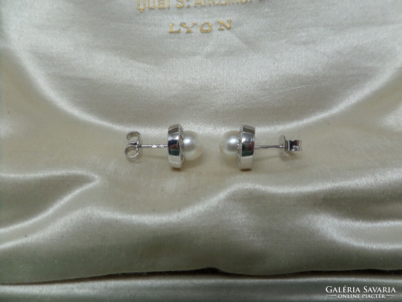 White gold stud earrings with a pair of pearls and beads